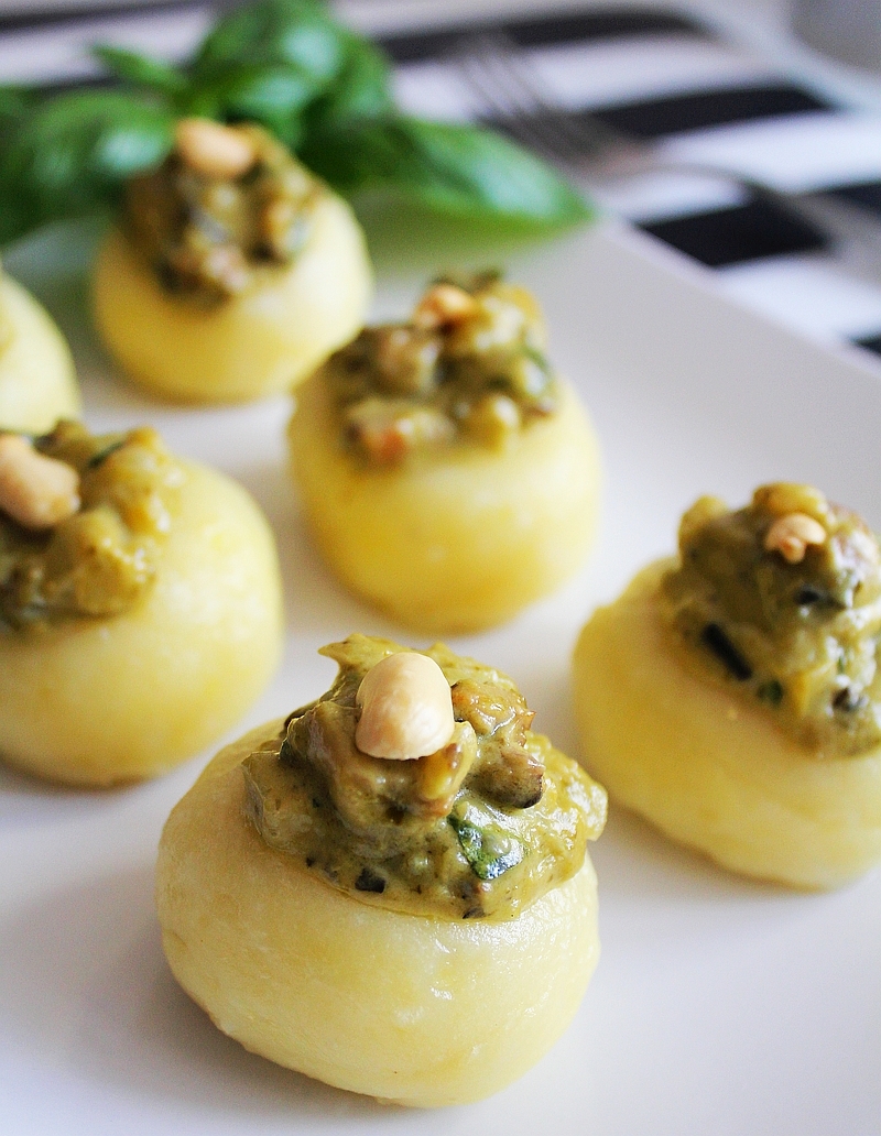Przepis na aromatyczne kluski śląskie z kremowym sosem serowym z pesto, pieczarkami i orzechami