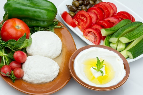 Aksamitny serek jogurtowy labneh – z czym go się je?