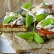 BRUSCHETTA Z CZOSNKIEM, POMIDOREM I BAZYLIĄ
