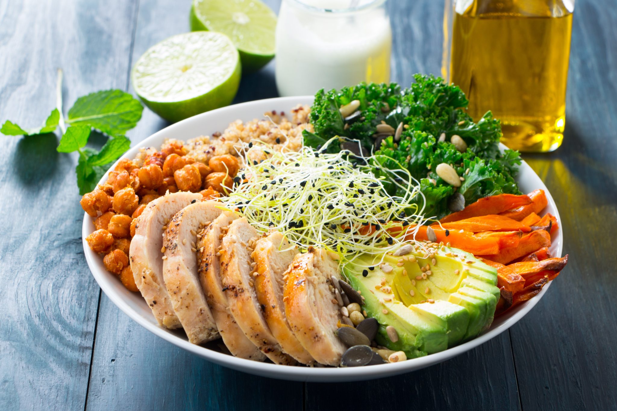 Buddha Bowl – skomponuj własną miskę obfitości z ulubionych warzyw i orzechów