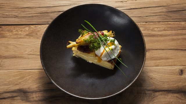 Gratin dauphinois zapiekanka ziemniaczana z szparagami ,jajkiem poshe_Francja