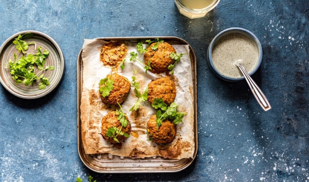 Pieczone kotleciki z mięsem mielonym, kaszą jaglaną i pastą tahini